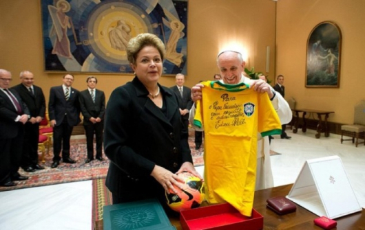 Дилма Русеф подари на папата фланелка, подписана от легендата Пеле и топка с посвещение от Роналдо. Снимка: ЕПА/БГНЕС