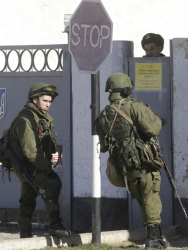 В неделя Москва затегна военната хватка върху Кримския полуостров. Сн.: EPA/БГНЕС