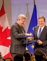 Споразумението за свободна търговия ЕС-Канада, подписано на 18.10. 2013 г., трябва да бъде ратифицирано и от България и Румъния. Сн.: EPA/БГНЕС