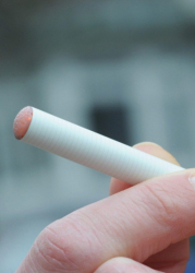 Учени твърдят, че електронните цигари съвсем не са безвредни. Сн.: EPA/БГНЕС