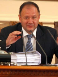 Предложението на Михаил Миков беше прието със 113 гласа ”за”, трима ”против” - от ”Атака”, и нито един ”въздържали се”. Сн.: БГНЕС