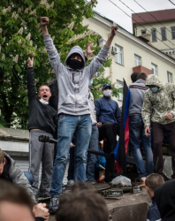 Проруски активисти в Мариупол в Украйна. Сн.: EPA/БГНЕС