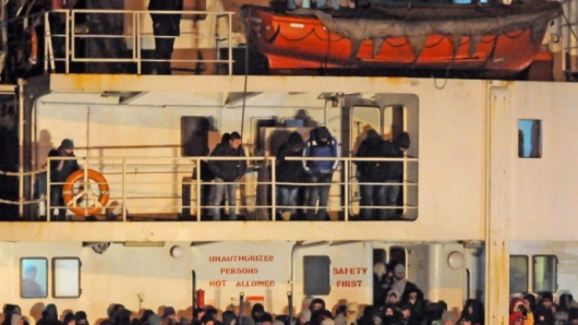 Корабът Blue Sky акостира в Италия с повече от 760 имигранти на борда преди дни. Снимка: EPA
