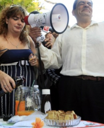 Нина Гергова прави коктейл ”Импийчмънт” пред президенството. Сн.: БГНЕС
