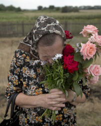 Възрастна украинка плаче на мястото на катастрофата на малайзийския самолет. Сн.: EPA/БГНЕС