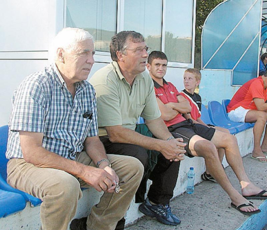Я. Динков /вляво/ гледа мача в компанията на Б. Николов