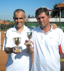 Победителят К. Панов /вляво/ и финалистът Г. Нушев
