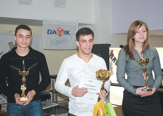 Победителят и неговите подгласници Б. Велинова и М. Димитров