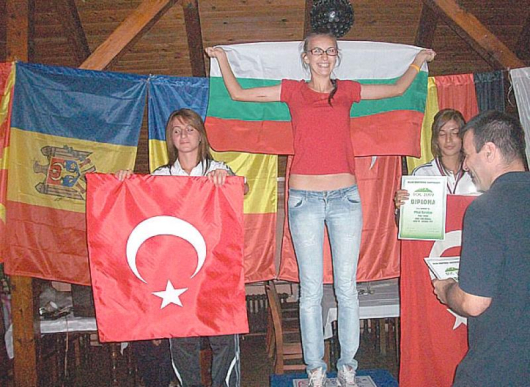 Лилиана Гоцева разпъва българския трибагреник в очакване на златния си медал