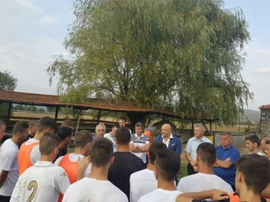 Министър Кралев и кметът на Разлог Красимир Герчев разговарят с млади футболисти.