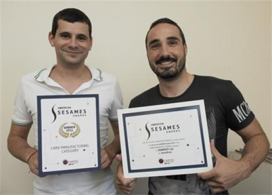 Георги Кънев и Емил Цолов със спечелената награда за банкови карти в категория “Най-добра иновация”. СНИМКА: 24 Часа
