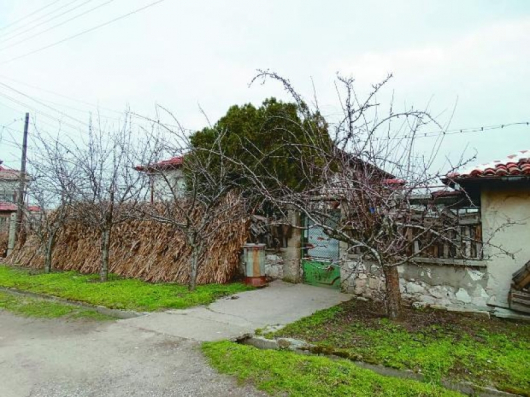 Къщата на Иван Мелничаря е опасана от стара мрежа, върху която е наредена изсъхнала царевица и това не се е оказало пречка за грабителите. 