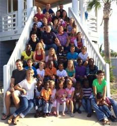 Семейство Бригс с децата и внуците си. Американците осиновявали от бебета на няколко месеца до 16-годишни тийнейджъри. СНИМКИ: БИ БИ СИ