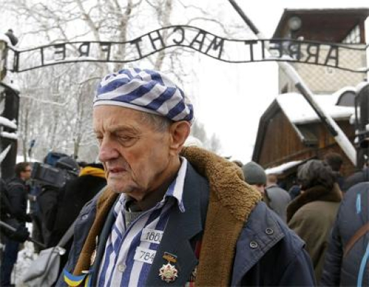 Украинецът Игор Малечка, оцелял от Аушвиц, посети години по-късно концлагера на смъртта. СНИМКА: РОЙТЕРС