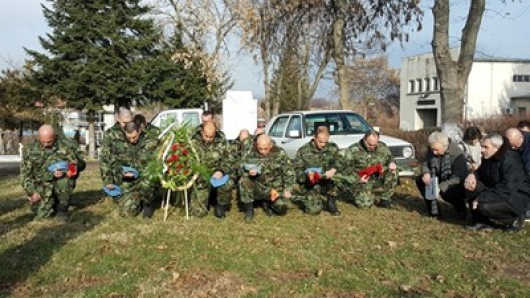 За 13-ти път почетоха паметта на загиналия в Кербала русенец Антон Петров СНИМКА: Росен Моллов 

