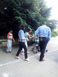 Eто я Анелия, която заряза децата си пред казиното в центъра на Благоевград, социалните я отвеждат 
