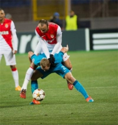 Димитър Бербатов е яхнал Андрей Анюков при борба за топката на “Петровски”, където “Зенит” и “Монако” направиха 0:0.
