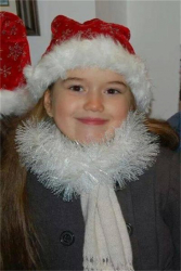 Тази снимка на малката Алекс от коледните празници преди година публикува наскоро майката на убитото дете - Ева. В първите месеци след смъртта на момиченцето Ева пълнеше профила си във фейсбук със снимки от гроба на детето.