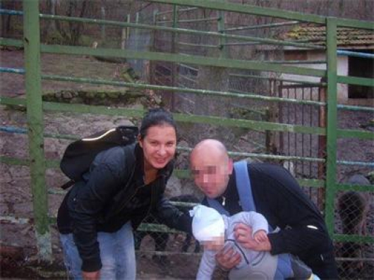 Тази снимка бе на профила на Ивелин Цветанов до неделя, след това той я свали. Съседи от бл. 61 разпознаха в жената Галина, казаха, че сега е с червена коса.