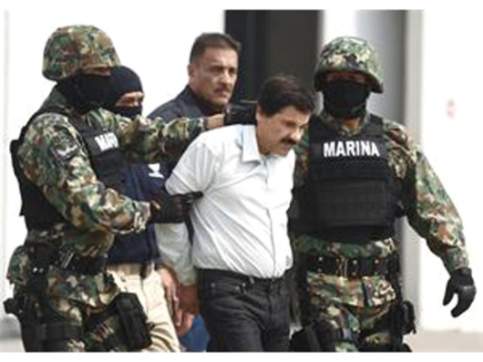 След едномесечно дебнене Ел Чапо е заловен, докато лежи в леглото си. 