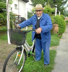Бай Георги с колелото, което кметът на община “Марица” му подарил на рождения ден на 27 март.