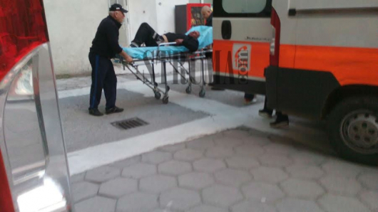 Раненият от минивана бе докаран в благоевградската болница. 
