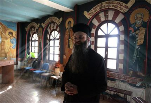 Отец Сергей, който служи в православния параклис 