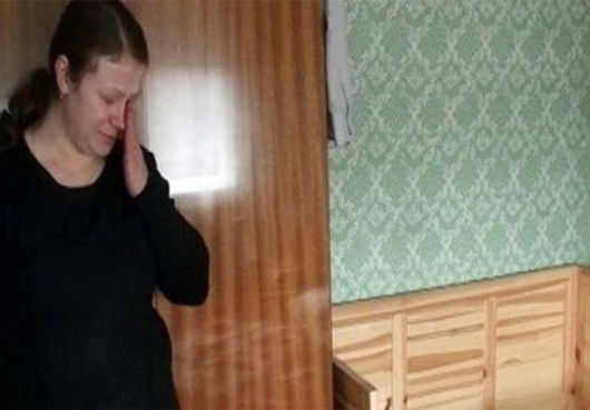 Съпругата на д-р Стайков пред празното креватче на първородната им дъщеричка 