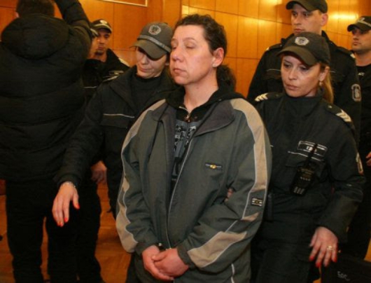 6 март 2015 г. Полицаи отвеждат Атанаска Георгиева в залата на Бургаския окръжен съд