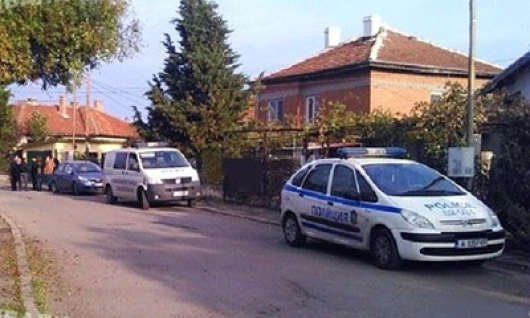Криминалистите и вчера продължиха огледа в дома на убития фермер Кунчо Кунчев. Разпитаха десетки, но заподозрян за убийството все още няма. Снимки: 24 часа