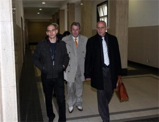 Бисер Андреев (вляво) и баща му - прокурорът Венцислав Андреев, на път към съдебната им зала. В средата е адвокатът им.