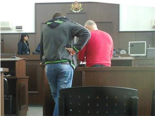  Александър Господинов и адвокатът му в съдебната зала. Снимка: 