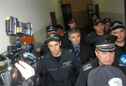 Арестуваният за подкуп при спецоперация на ДАНС временен шеф на митница Свиленград Тодор Караиванов следобяд бе доведен в Хасковския окръжен съд за взимане на мярка за неотклонение СНИМКА: Николай Грудев
