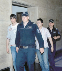 Водят с белезници Радослав Кирчев и Александър Георгиев в Софийския градски съд. Снимки: Цветан Томчев
