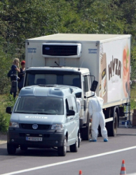 В изоставения хладилен камион в Австрия са намерени 71 тела. Сн.: EPA/БГНЕС