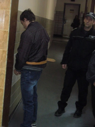 Като всеки опасен престъпник, ученикът Румен Славов бе доведен в съда, окован с белезници и верига на краката. СНИМКА: Ваньо Стоилов