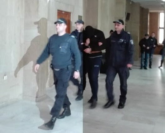 Полицаи водят Бойко Борецов към съдебната зала. Снимка Тони Щилянова