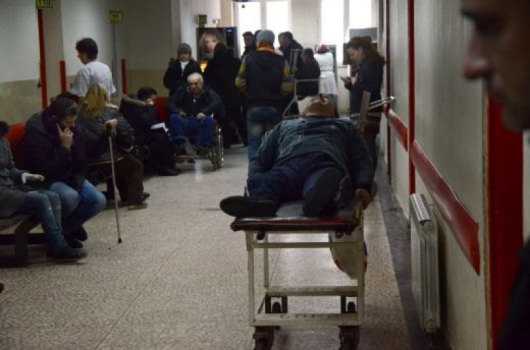 Десетки болни хора всеки ден пълнят коридорите на болниците. Снимка: Иван ГРИГОРОВ