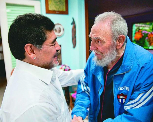 Кастро (вдясно) с Марадона през 2013 г.