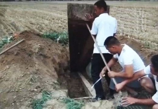 Гроб на жертва на бандата, чието тяло било продадено за 2000 долара