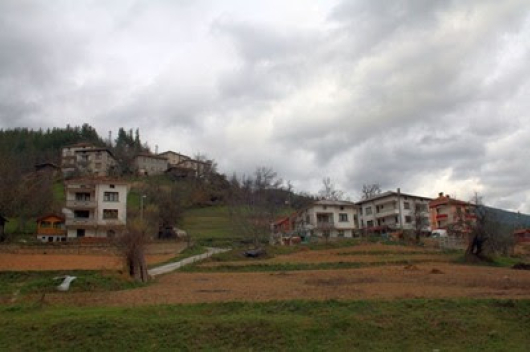 Десетте къщи на Ровина са накацали на хълм край главния път Смолян - Кърджали.
