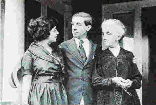 Чарлз Понци, неговата съпруга и майка му пред дома им в Лексингтън