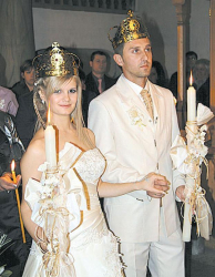 Младоженците пред олтара в благоевградската църква