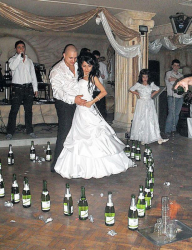 Младоженците танцуват в обръч от шампанско 