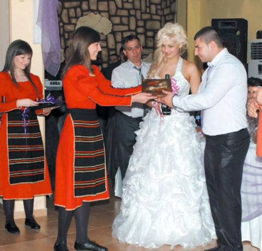 Момент от сватбения ден на Борислав и Любка