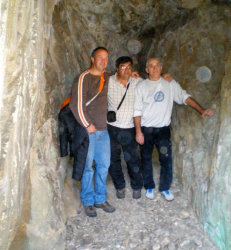 Тони Парапанов /вдясно/, до него озвучителят Оги и зет му в Яворовата дупка