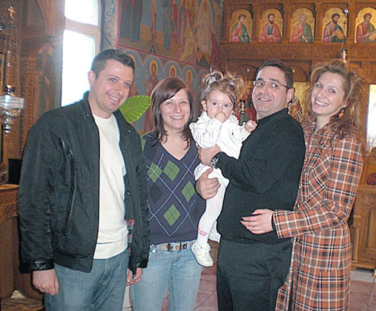 Малката християнка Михаела /в ръцете на кума си Георги Костов/ е истинска радост за мама Дени и татко Мишо