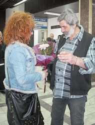 Приятели и колеги се любуваха на експозицията на Емил Петров, а дами го изненадаха с цветя