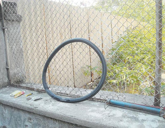 Близката ограда е работният плот на Росен Георгиев, на който лепи всеки път спуканата гума на велосипеда си