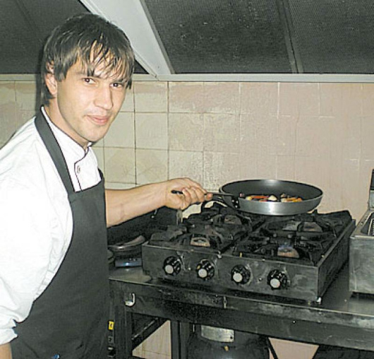 Майстор-готвачите приготвят вкусотии за първите клиенти в “Ларж”